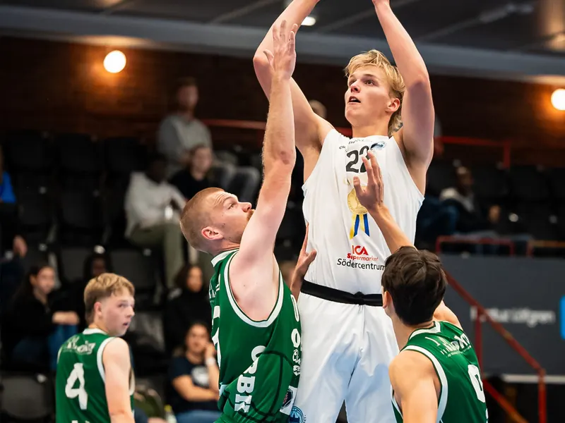 Ett hoppskott över två försvarare